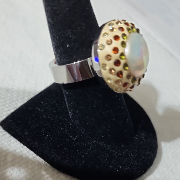 Elegant Pearl and Silver-Toned Ring - Picture 2 of 3